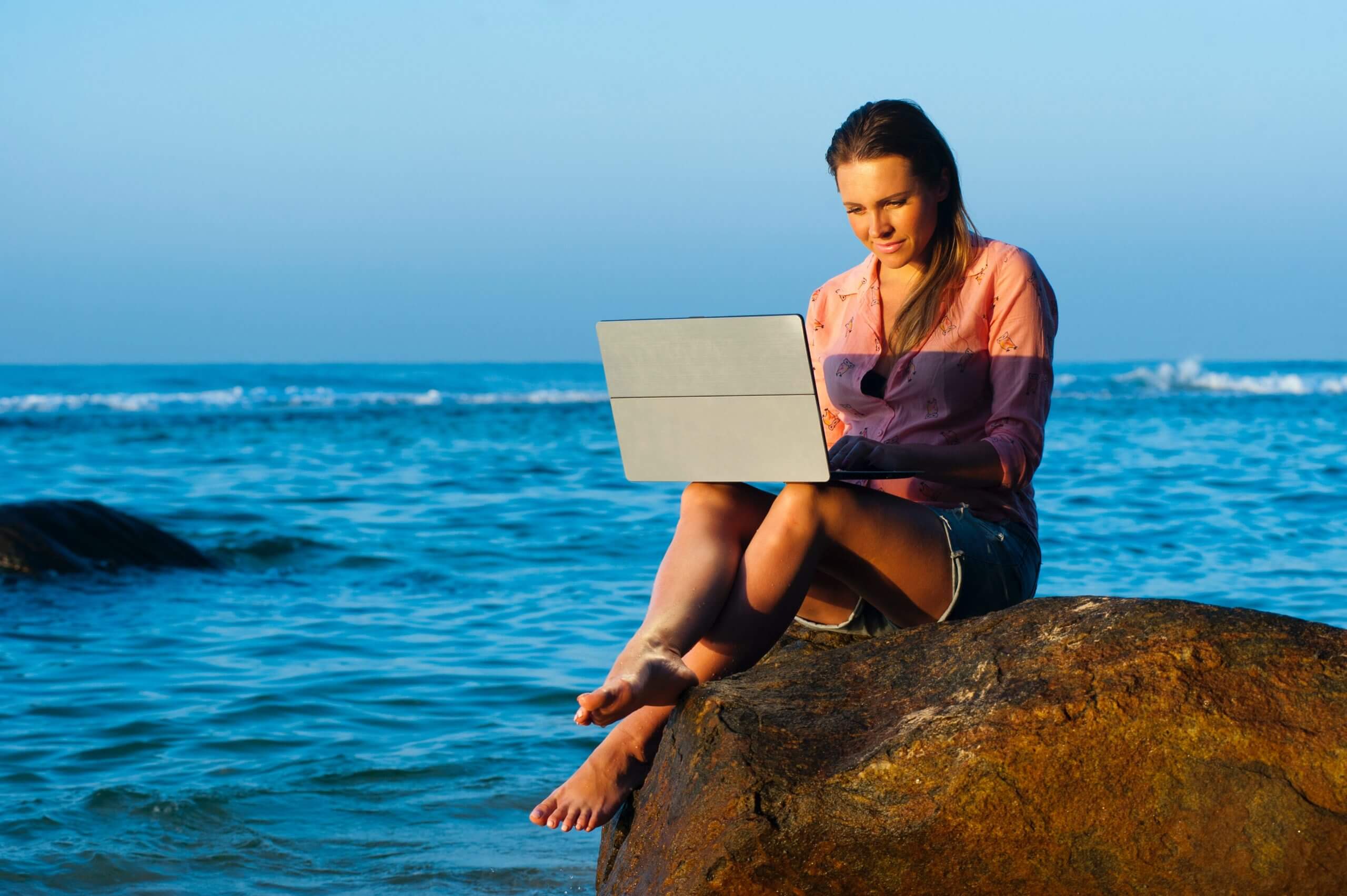 Five pitfalls of “workation”, that is combining work and vacation. 